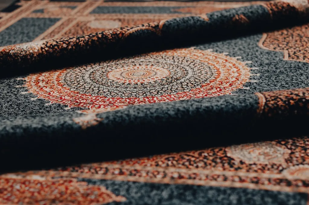 Hand-woven oriental rug with medallion pattern
